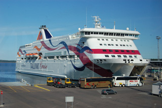 Эстонские силачи двигали судно Baltic Queen 10 метров