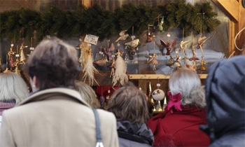 Вокруг главной ёлки страны разместились рождественские домики - торговые павильоны. Фото: Postimees/Scanpix