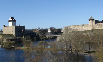  Вид на Нарвский замок и Ивангородскую крепость. фото: Malle Elvet