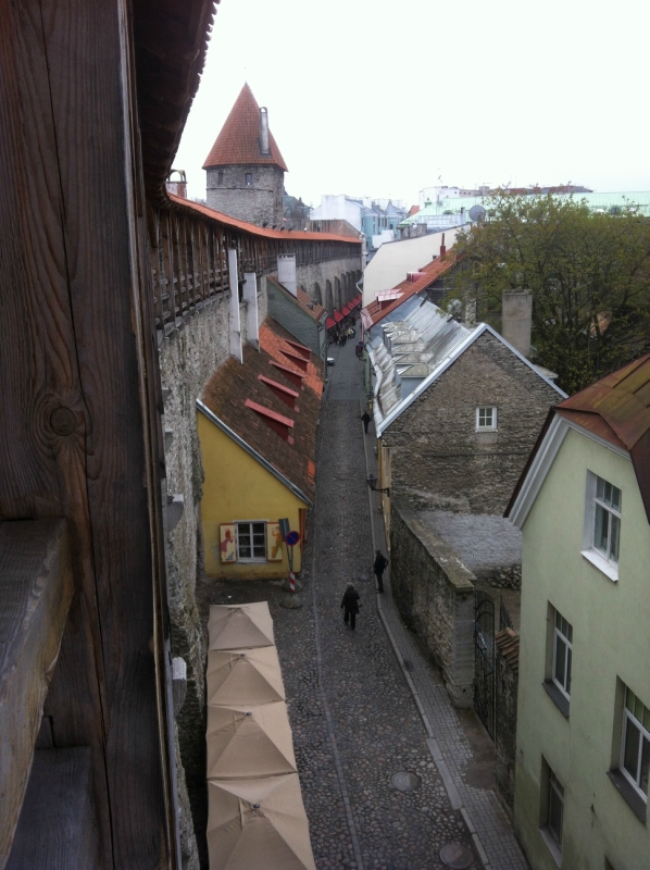 Прогулка по городской стене – очередная часть обязательной программы туриста в Таллине.