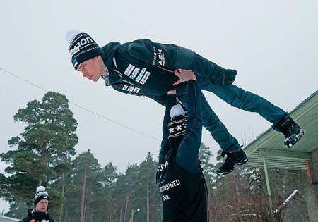  Тренер Тамбет Пиккор (внизу) и Кайл Пихо демонстрируют упражнения для прыжков с трамплина. фото: Михкель Марипуу