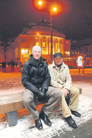  Вчера после прогулки по зимнему Старому городу Таллинна Алексей Каск вместе с сыном Сергеем решили пойти в кино. фото: Андрес Хаабу