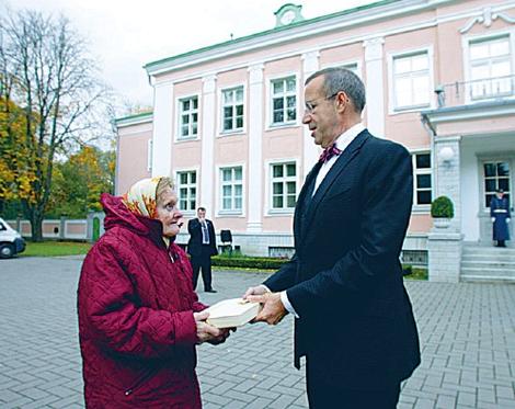 Президент Эстонии Тоомас Хендрик Ильвес вручил Армильде Пыльдма в подарок коробку конфет. foto: Тоомас Хуйк