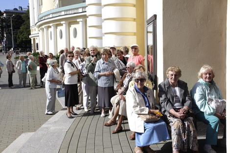 В понедельник с самого утра возле касс Eesti Kontsert выстроилась очередь. Фото: Peeter Langovits